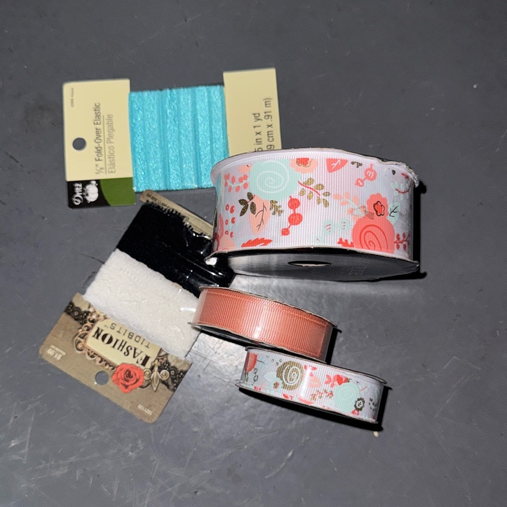 Bow / ribbon bundle with elastics